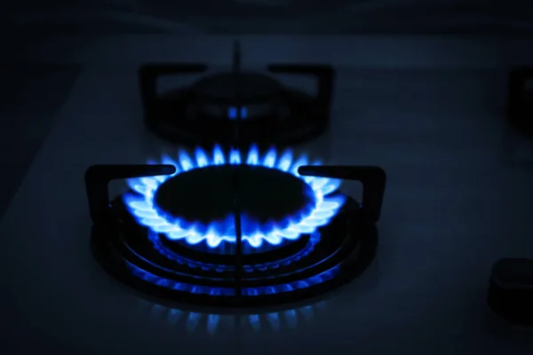 Modern Gáztűzhely Égő Kék Lánggal Konyhában Éjjel — Stock Fotó