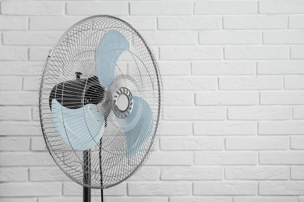 Ventilador Eléctrico Cerca Pared Ladrillo Blanco Espacio Para Texto Calor —  Fotos de Stock