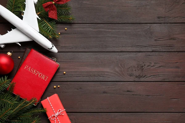 Composición Plana Con Decoraciones Navideñas Avión Juguete Sobre Fondo Madera — Foto de Stock