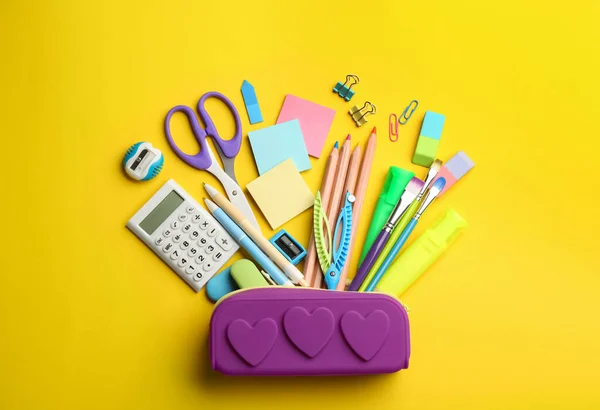 Composição Leigos Planos Com Artigos Papelaria Escolar Fundo Amarelo Volta — Fotografia de Stock