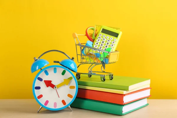 Diferentes Artigos Papelaria Escolar Despertador Mesa Contra Fundo Amarelo Volta — Fotografia de Stock