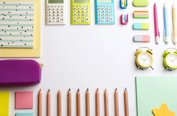 Rahmen Aus Schulpapier Auf Weißem Hintergrund Flache Lage Mit Platz — Stockfoto