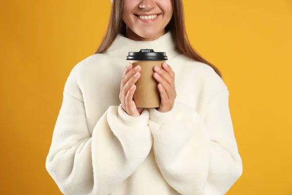 Feliz Hermosa Mujer Con Taza Papel Vino Caliente Sobre Fondo — Foto de Stock