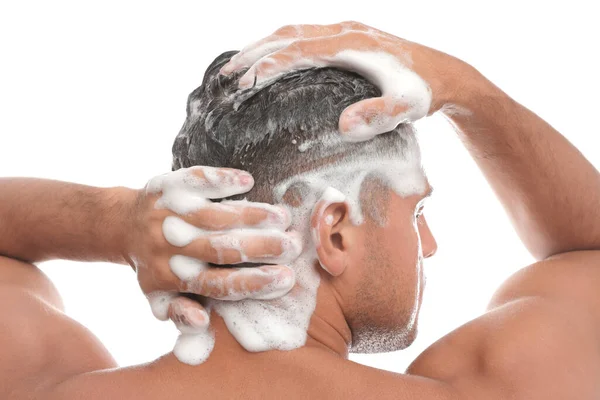 Άνδρας Πλύσιμο Των Μαλλιών Λευκό Φόντο Closeup — Φωτογραφία Αρχείου