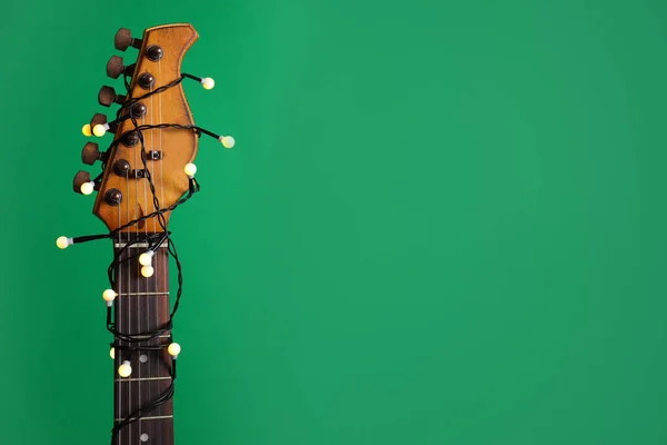 기타를 초록색 배경에 요정등이 클로즈업으로 텍스트를 공간을 만든다 크리스마스 — 스톡 사진