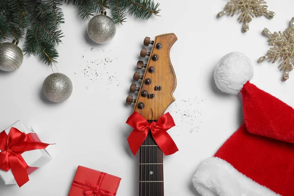 Kompozycja Płaska Leżała Gitarą Kapeluszem Santa Białym Tle Muzyka Świąteczna — Zdjęcie stockowe