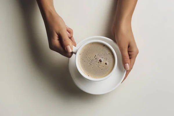 Vrouw Met Kopje Koffie Aan Witte Tafel Bovenaanzicht — Stockfoto