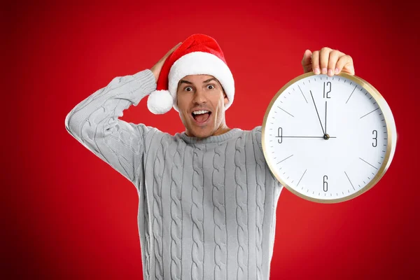 Hombre Sombrero Santa Con Reloj Sobre Fondo Rojo Cuenta Atrás — Foto de Stock