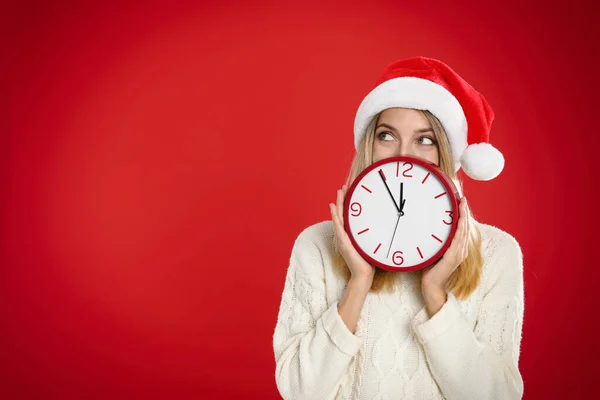 Chapeau Femme Santa Avec Horloge Sur Fond Rouge Espace Pour — Photo