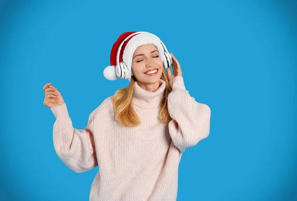 Mulher Feliz Com Fones Ouvido Fundo Azul Música Natal — Fotografia de Stock