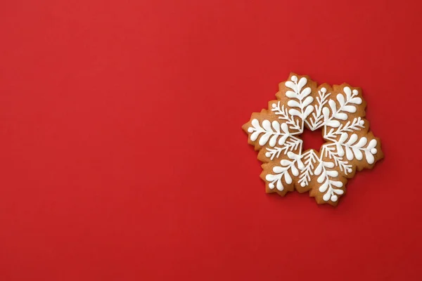 Floco Neve Natal Forma Biscoito Gengibre Fundo Vermelho Vista Superior — Fotografia de Stock