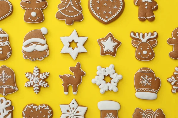 Different Christmas Gingerbread Cookies Yellow Background Flat Lay — Stock Photo, Image