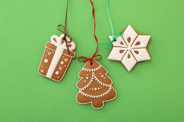 Diversi Deliziosi Biscotti Natale Sfondo Verde Piatto Lay — Foto Stock