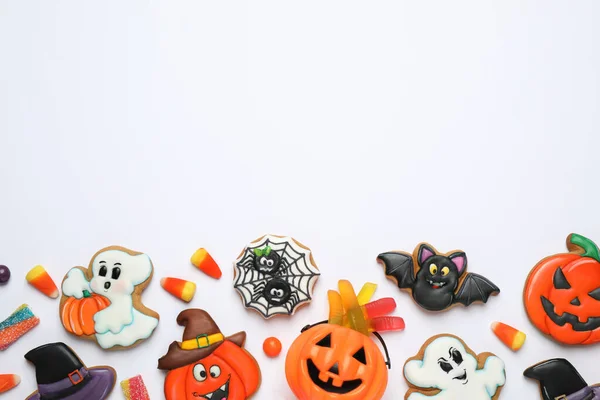 Leckere Plätzchen Und Süßigkeiten Für Die Halloween Party Auf Weißem — Stockfoto