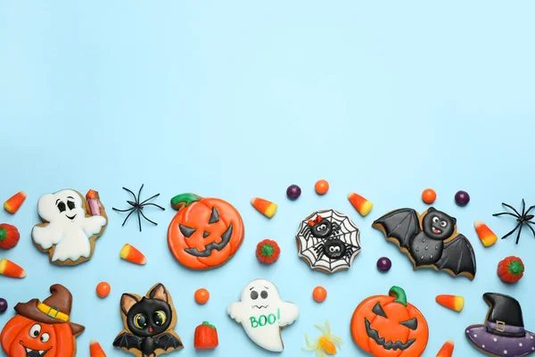 Leckere Plätzchen Und Süßigkeiten Für Die Halloween Party Auf Hellblauem — Stockfoto