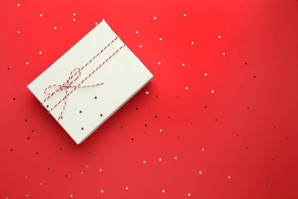 Caixa Presente Estrelas Confete Fundo Vermelho Flat Lay Celebração Natal — Fotografia de Stock