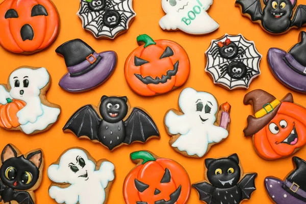 Diferentes Galletas Jengibre Decoradas Sobre Fondo Naranja Puesta Plana Halloween —  Fotos de Stock