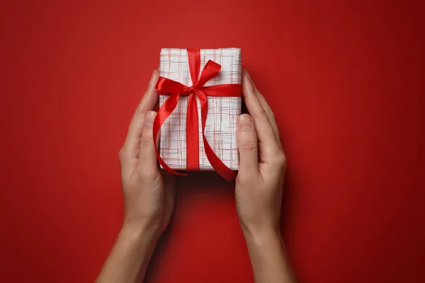 Mulher Segurando Presente Natal Fundo Vermelho Vista Superior — Fotografia de Stock