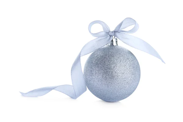 Mooie Zilveren Kerstbal Met Lint Geïsoleerd Wit — Stockfoto