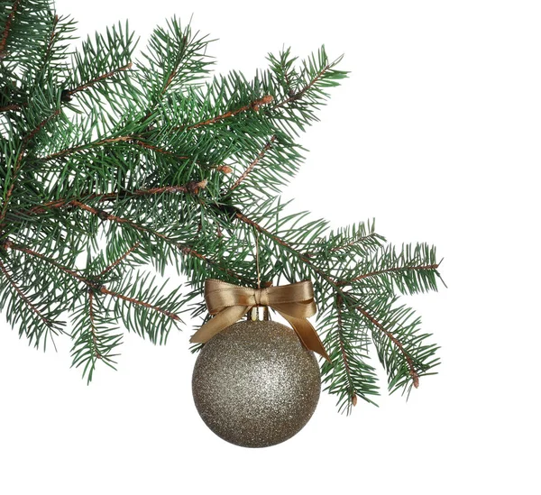 Boule Noël Brillante Dorée Sur Branche Sapin Sur Fond Blanc — Photo