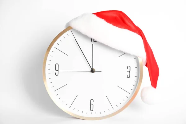 Годинник Капелюхом Санта Показує Ять Хвилин Півночі Білому Тлі Новорічний — стокове фото