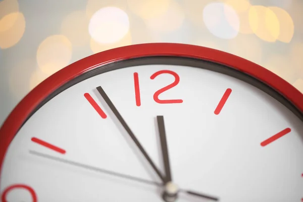 Relógio Mostrando Cinco Minutos Até Meia Noite Fundo Desfocado Close — Fotografia de Stock