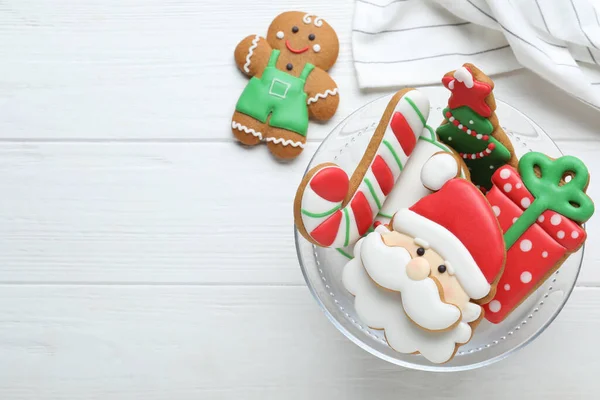 Dekorované Vánoční Cukroví Bílém Dřevěném Stole Plochý Ležel Mezera Pro — Stock fotografie