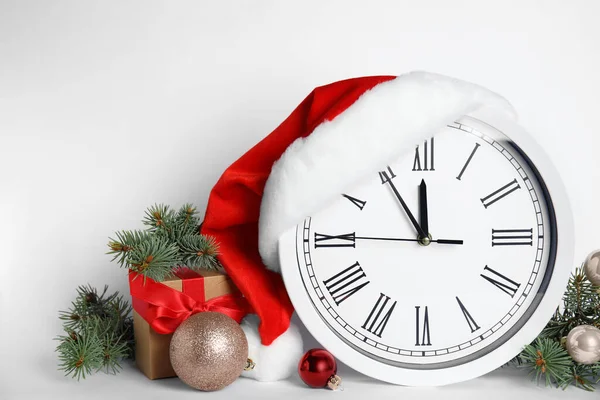 Relógio Decoração Festiva Fundo Branco Contagem Regressiva Ano Novo — Fotografia de Stock