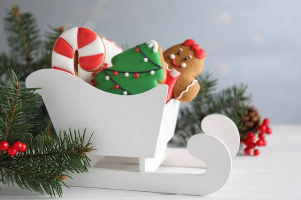 Geschmückte Weihnachtsplätzchen Auf Weißem Holztisch — Stockfoto