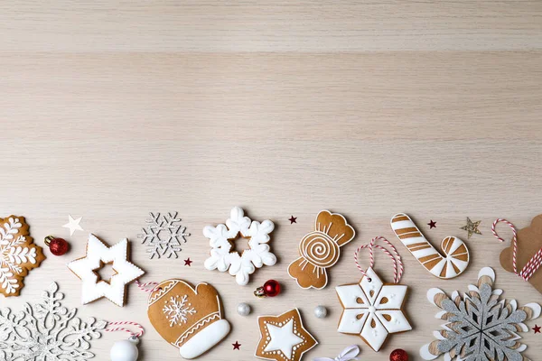 Biscoitos Natal Decorados Mesa Madeira Flat Lay Espaço Para Texto — Fotografia de Stock