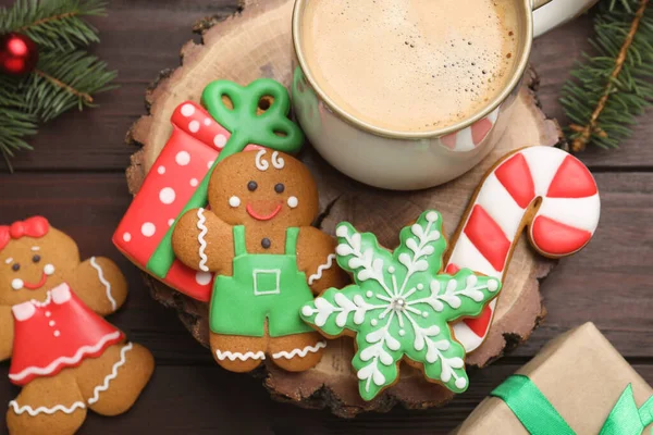 Geschmückte Weihnachtsplätzchen Und Tasse Leckeres Getränk Auf Holztisch Flach Gelegt — Stockfoto