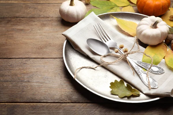 Autumn Table Setting Pumpkins Fallen Leaves Wooden Background Closeup Space — Stock Photo, Image