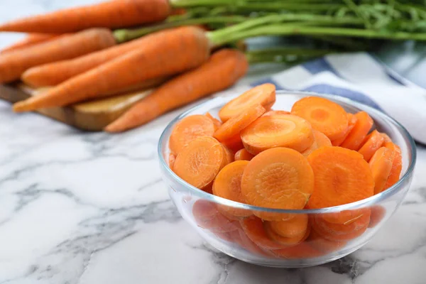 Scheiben Reife Karotten Glasschüssel Auf Weißem Marmortisch Nahaufnahme — Stockfoto