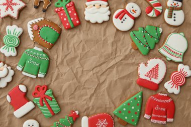 Çerçeve, buruşuk parşömen üzerinde farklı noel kurabiyeleriyle yapılmış. Metin için boşluk