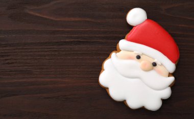 Noel Baba, Noel kurabiyesini ahşap masanın üstünde, manzaralı şekilde şekillendirdi. Metin için boşluk