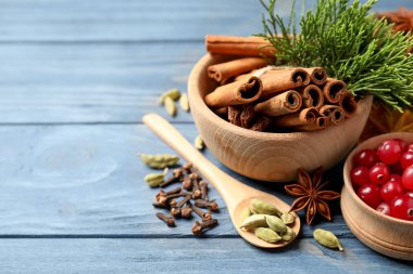 Mavi ahşap masanın üzerinde sıcak şarap içerikli kompozisyon, yakın plan. Metin için boşluk