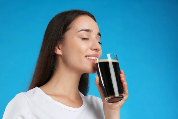 Hermosa Mujer Con Kvass Frío Sobre Fondo Azul Bebida Tradicional —  Fotos de Stock