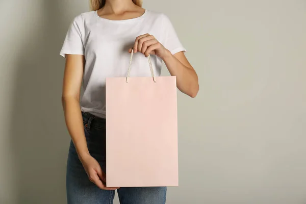 Mujer Con Bolsa Papel Sobre Fondo Gris Claro Primer Plano —  Fotos de Stock