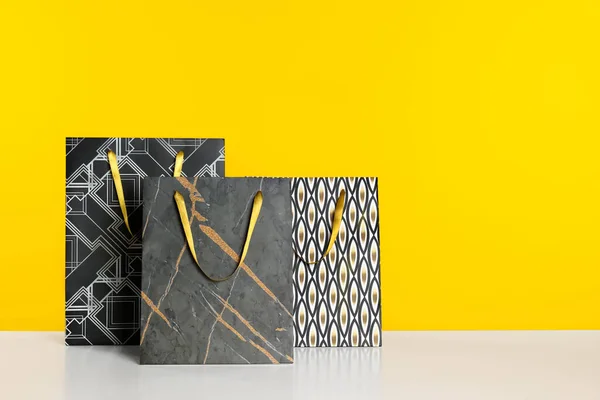 Stilvolle Einkaufstüten Auf Gelbem Hintergrund Raum Für Text — Stockfoto