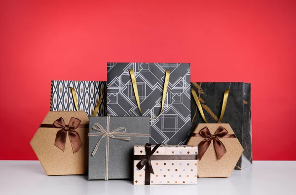 Shopping Sacchetti Carta Scatole Regalo Sfondo Rosso — Foto Stock