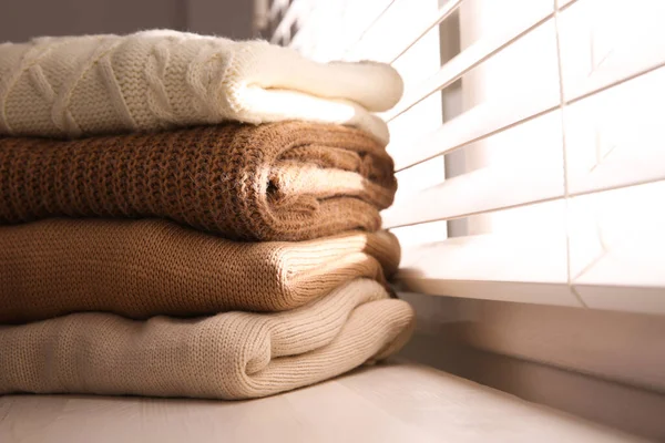 一堆堆叠好的保暖毛衣放在窗台上 放在室内 案文的篇幅 — 图库照片