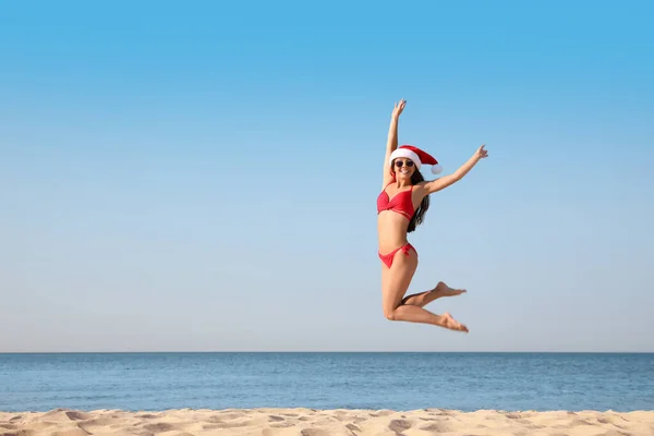 Schöne Junge Frau Mit Weihnachtsmütze Und Bikini Die Spaß Strand — Stockfoto