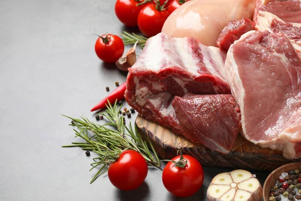 Viande Crue Fraîche Épices Sur Table Grise Gros Plan — Photo