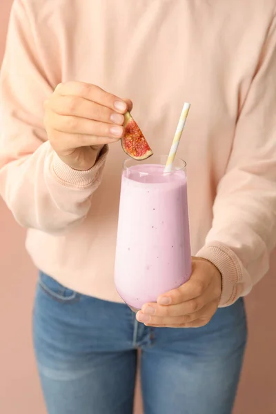 Woman Holding Fig Smoothie Pink Background Closeup — Stock Photo, Image