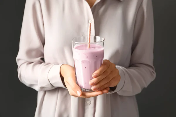 Mujer Sosteniendo Batido Higo Sobre Fondo Gris Primer Plano — Foto de Stock