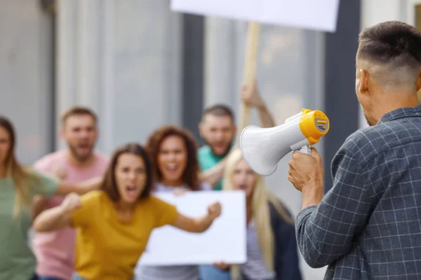 Líder Protesta Con Megáfono Hablando Con Multitud Aire Libre —  Fotos de Stock