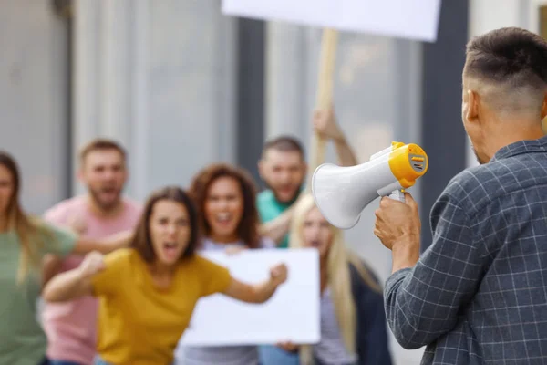 Protestleider Met Megafoon Gesprek Met Menigte Buiten — Stockfoto