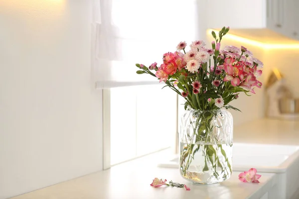 Vase Avec Belles Fleurs Sur Comptoir Cuisine Espace Pour Texte — Photo