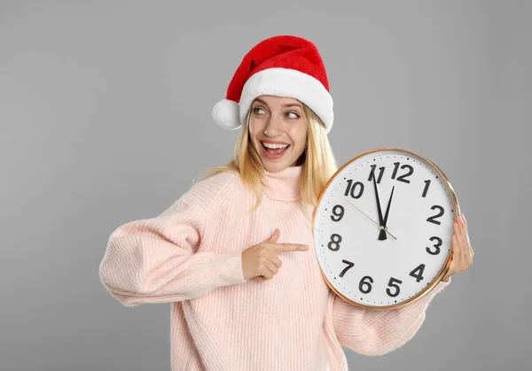 Mulher Chapéu Papai Noel Com Relógio Fundo Cinza Contagem Regressiva — Fotografia de Stock