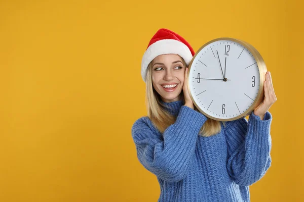 Mulher Chapéu Santa Com Relógio Fundo Amarelo Espaço Para Texto — Fotografia de Stock